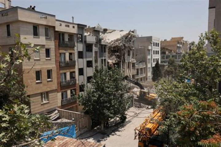 Do liberators attack buildings?