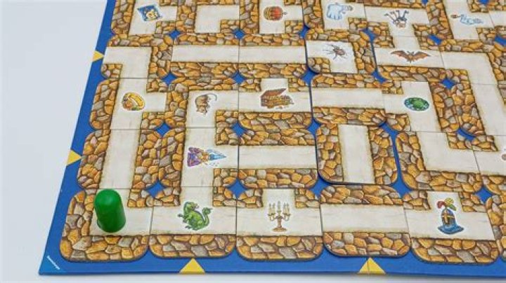 How do you win the board game Labyrinth?